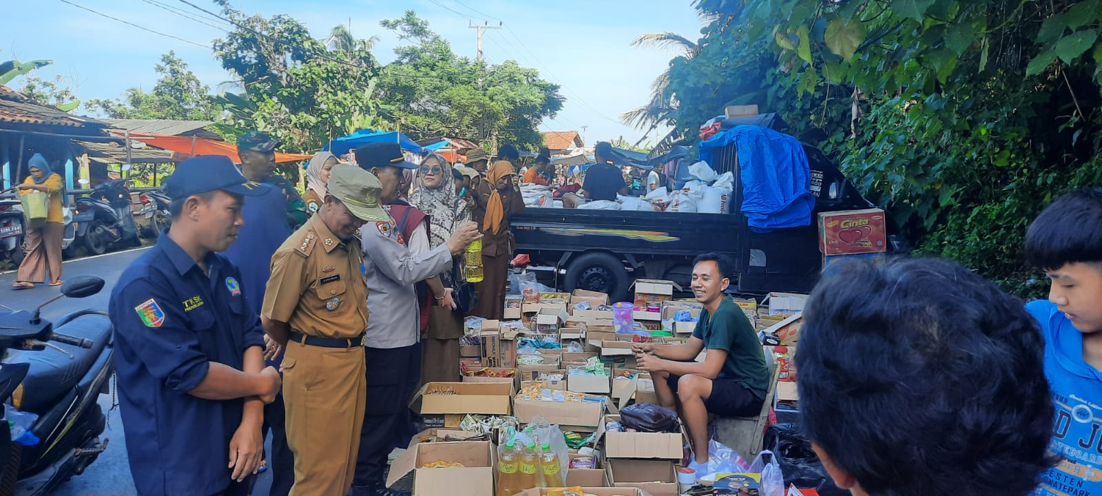 Tim Gabungan Cek Harga Bahan Pokok di Pasar Pekon Gedau Pesisir Utara