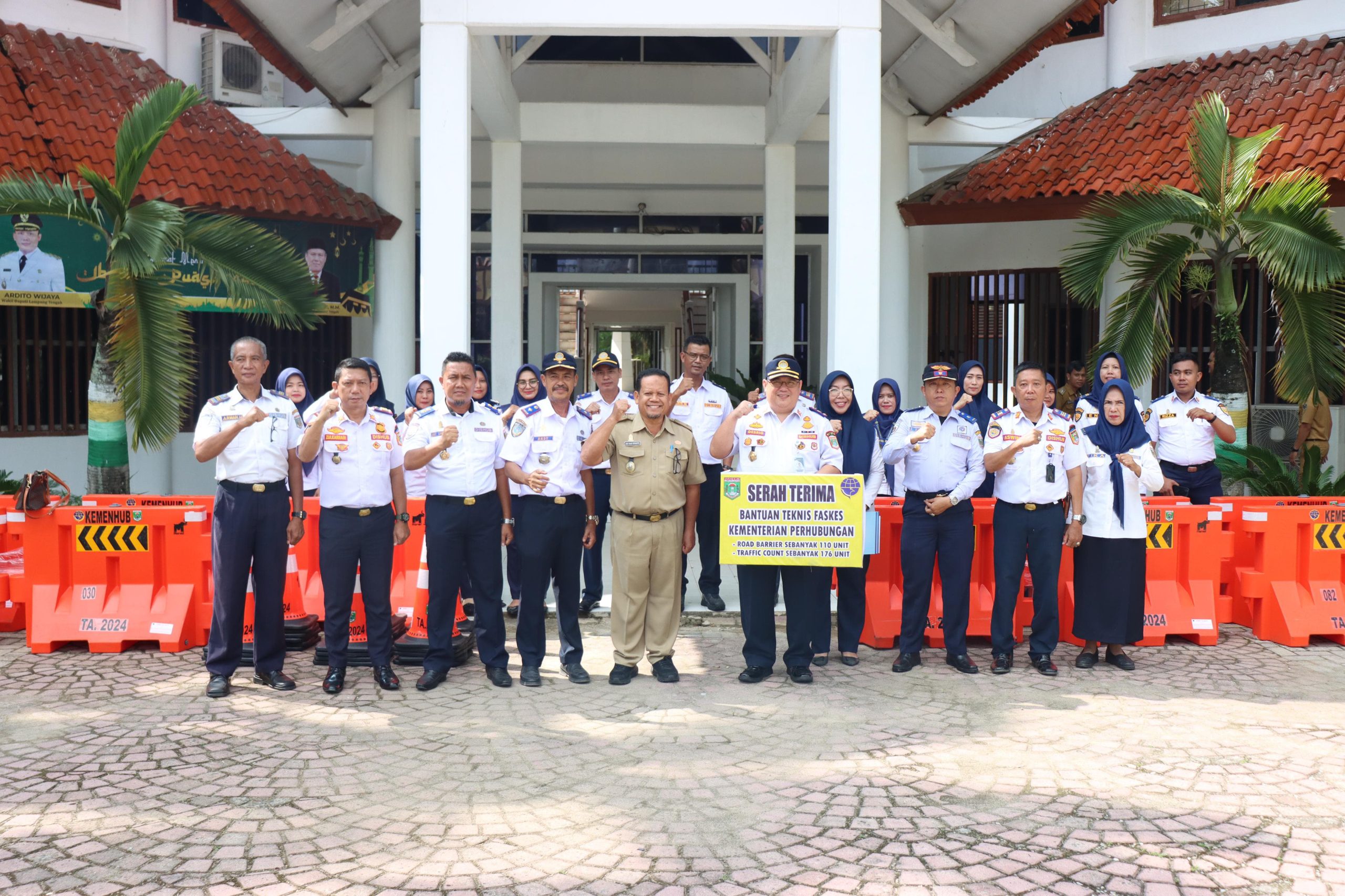 Bupati Lampung Tengah Serahkan Bantuan Teknis Perlengkapan Jalan dari Kemenhub RI