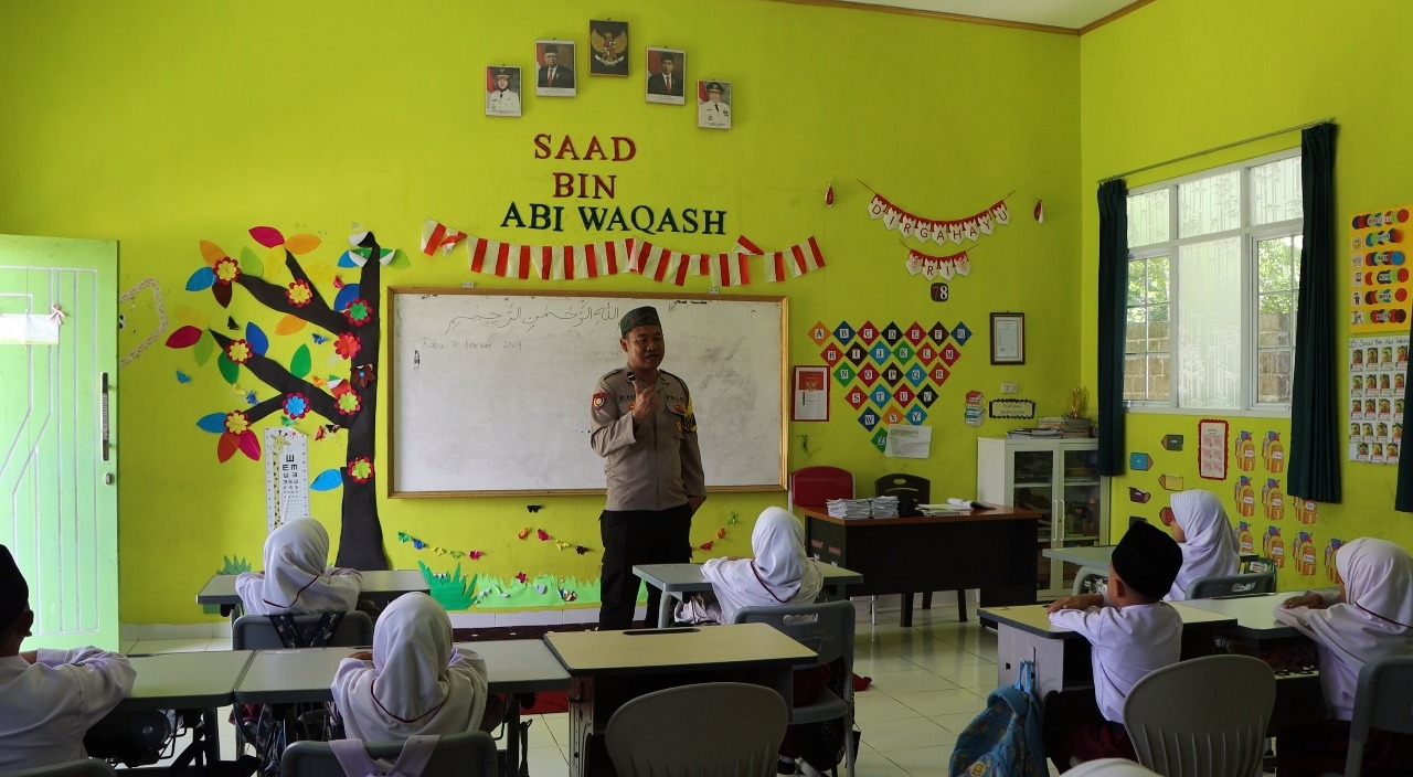 Bhabinkamtibmas Inspiratif Salurkan Beasiswa Sekolah Gratis Bagi Keluarga Kurang Mampu di Way Kanan