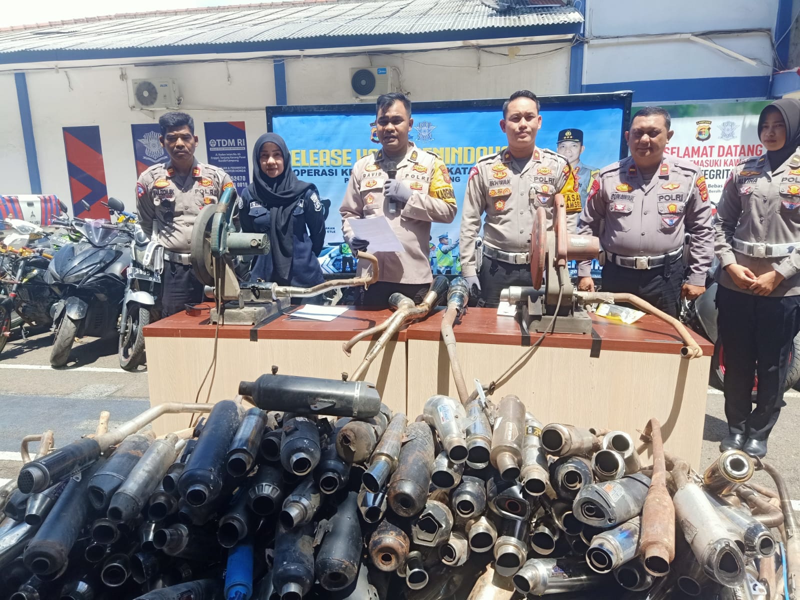 Satlantas Polresta Bandar Lampung Hancurkan Ratusan Knalpot Brong