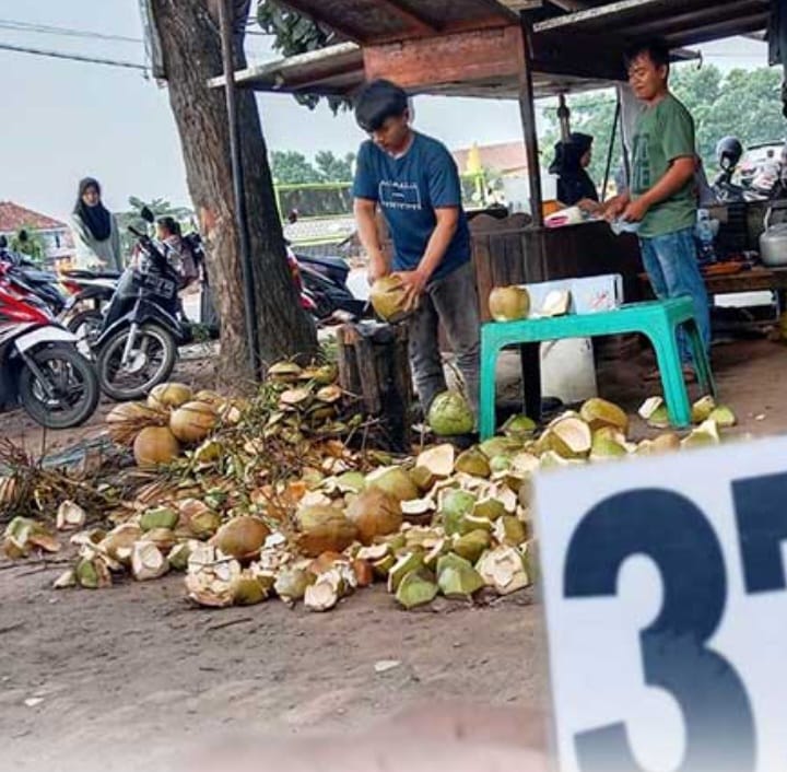 Antre Berjam-jam untuk Es Kelapa Muda di Way Jepara, Lampung Timur