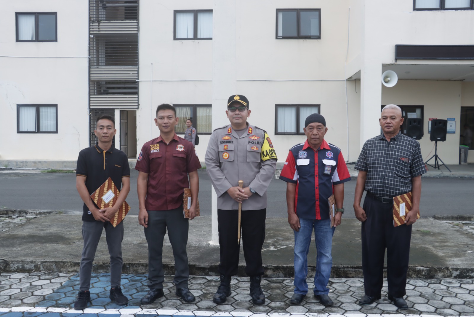  Kapolres Lampung Selatan Berikan Penghargaan kepada Warga Bantu Kelancaran Tugas Kepolisian