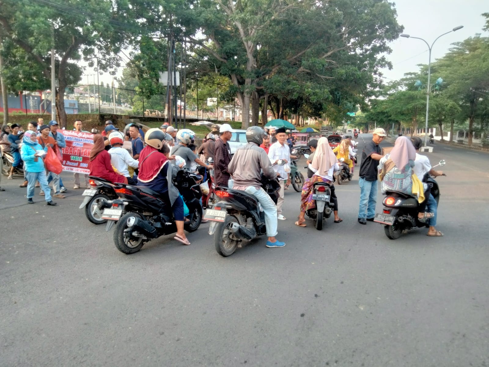 Komunitas Jurnalis Lampung Selatan Bagi-Bagi Takjil: Berbagi Berkah di Bulan Suci Ramadan