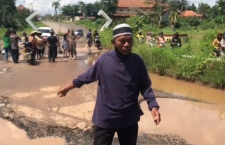 Warga Lampung Timur Protes Kondisi Jalan Rusak dengan Cara Unik: Tabur Ikan dan Swadaya Pembenahan