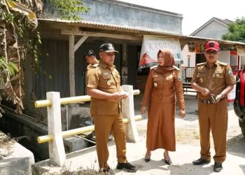 Bupati Lampung Selatan, H. Nanang Ermanto, melakukan peninjauan terhadap kondisi jalan yang rusak di wilayah Desa Taman Agung, Kecamatan Kalianda