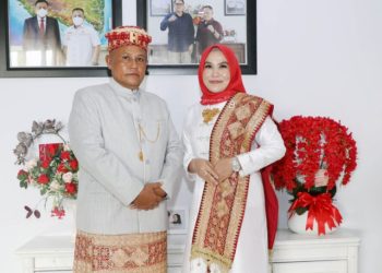 Bupati Lampung Selatan dan Ketua Tim PKK Pulau Sumatera Terima Satyalancana Wira Karya