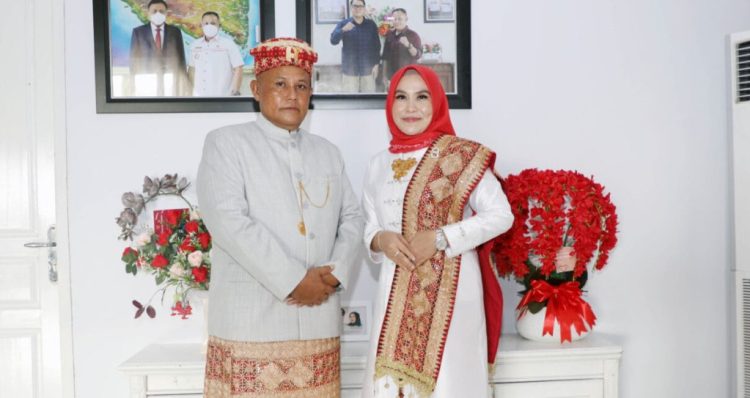 Bupati Lampung Selatan dan Ketua Tim PKK Pulau Sumatera Terima Satyalancana Wira Karya