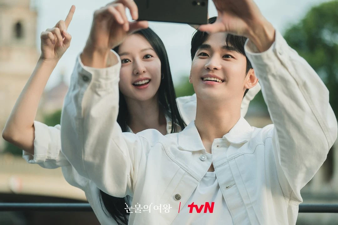  Kim Soo Hyun Menyulap Detail Akting dalam Behind the Scene Drakor “Queen of Tears” Eps 11 dan 12