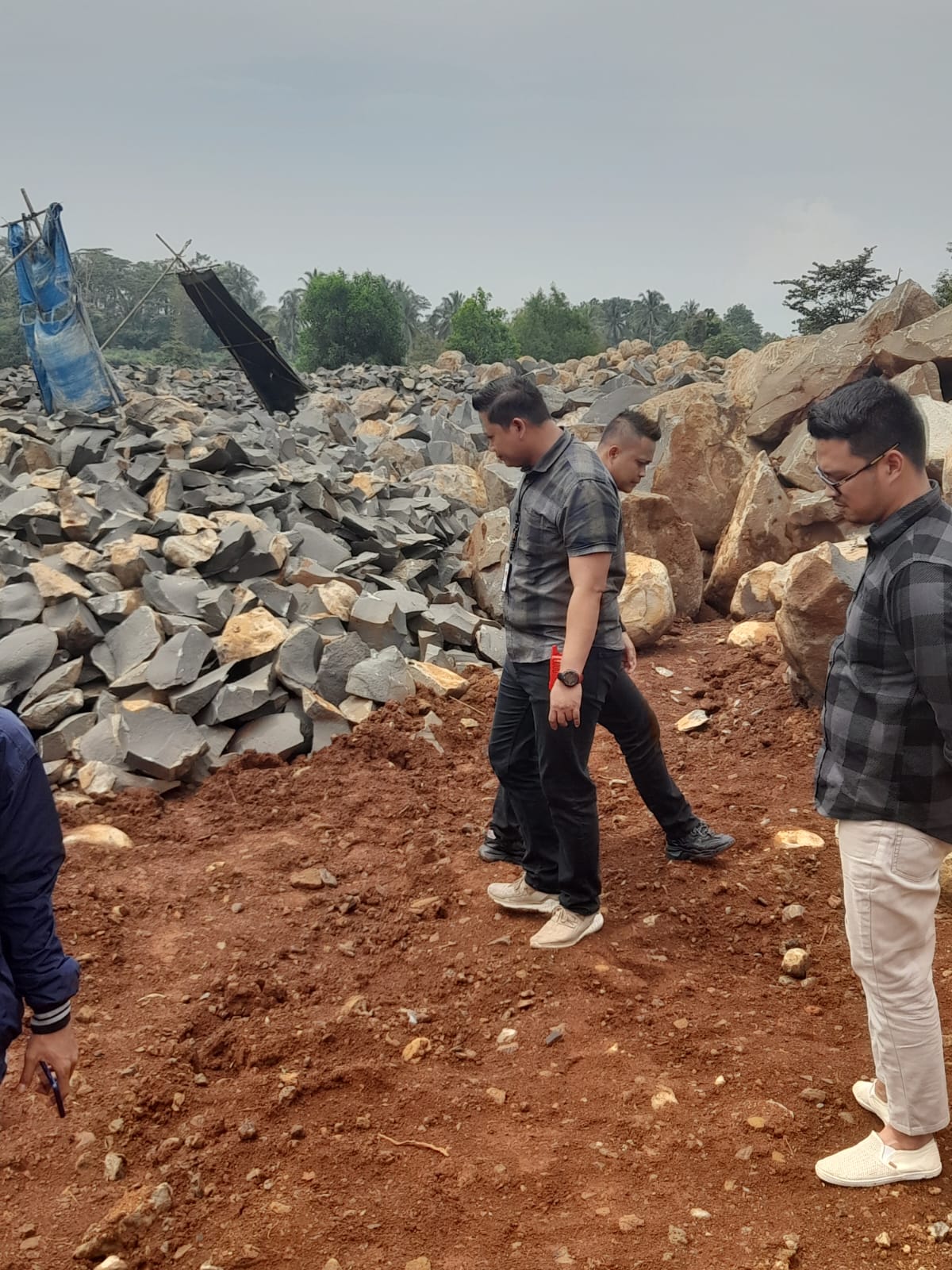 Polisi Mendatangi Lokasi Tambang Batu yang Diduga Ilegal di Lampung Timur