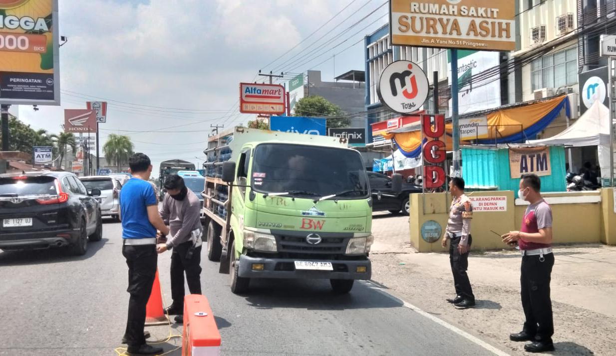 Polres Pringsewu Pasang Pembatas Jalan untuk Cegah Kemacetan Selama Idul Fitri