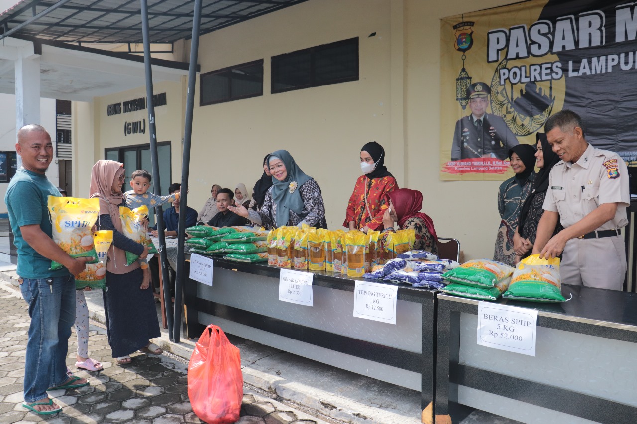 Polres Lampung Selatan Gelar Pasar Murah untuk Meringankan Beban Ekonomi Masyarakat
