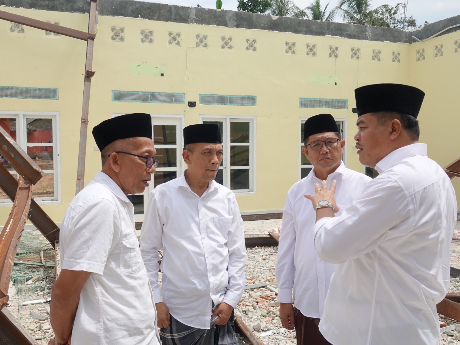 Bupati Lampung Tengah Tinjau Masjid Jami Al Falah yang Ambruk Akibat Cuaca Ekstrem
