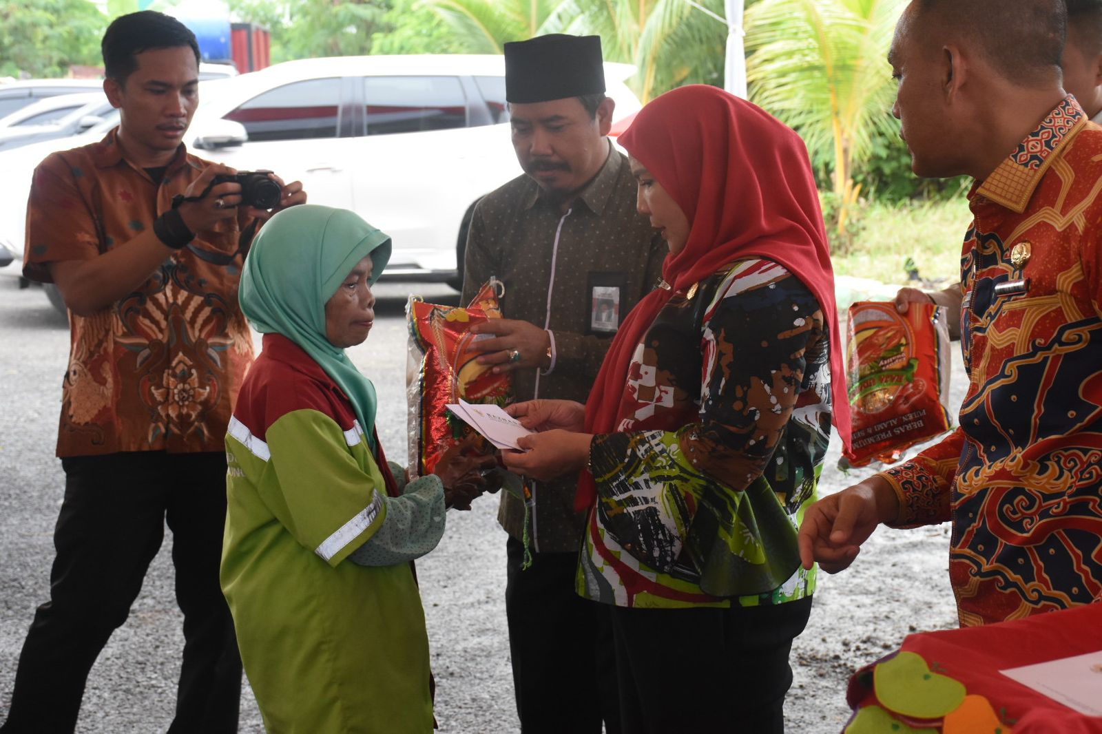 Petugas Kebersihan Bandar Lampung Diberi Bantuan Paket Beras oleh Pemerintah Kota