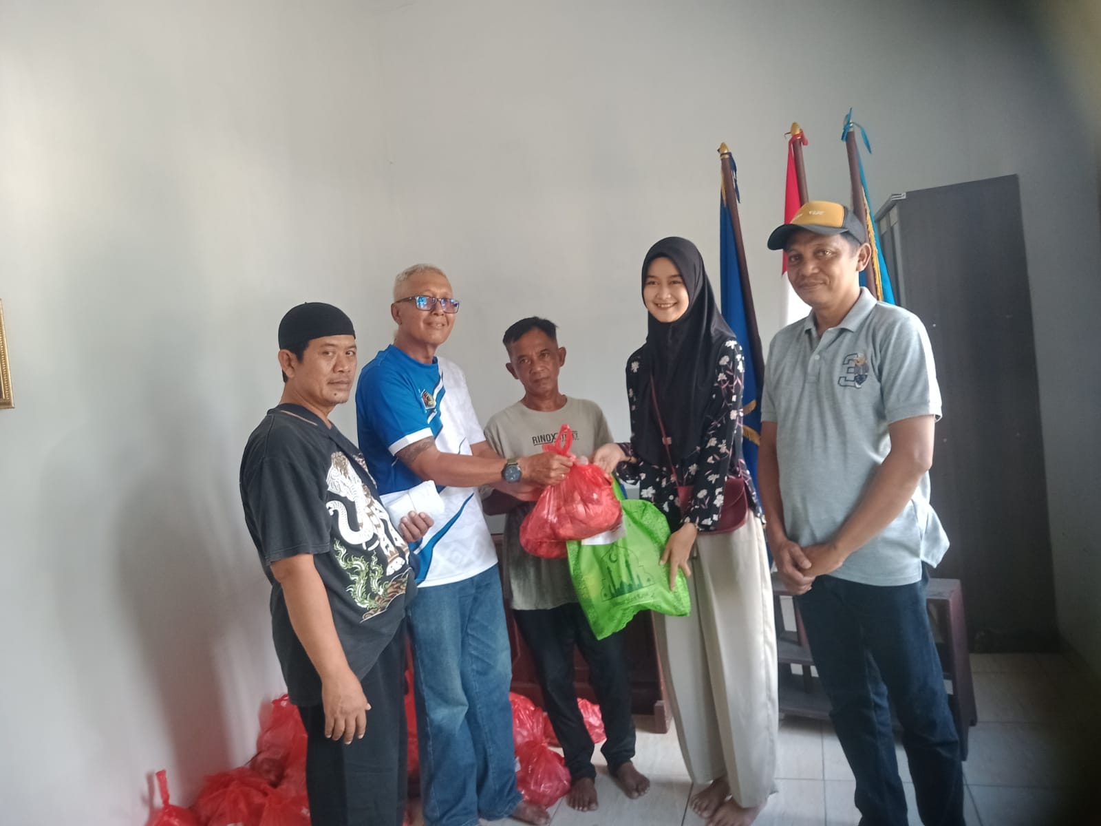 PWI Kabupaten Pringsewu Bagikan 120 Bingkisan Daging Sapi Menyambut Idulfitri