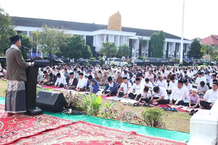 Penjabat Bupati Aswarodi dan Forkopimda Lampung Utara Sambut Idul Fitri di Halaman Pemda