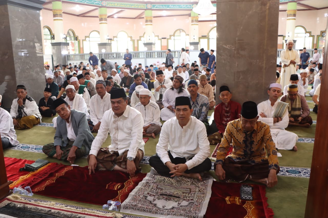 Bupati Lampung Tengah dan Pejabat Daerah Sambut Idul Fitri di Masjid Istiqlal Bandar Jaya Barat