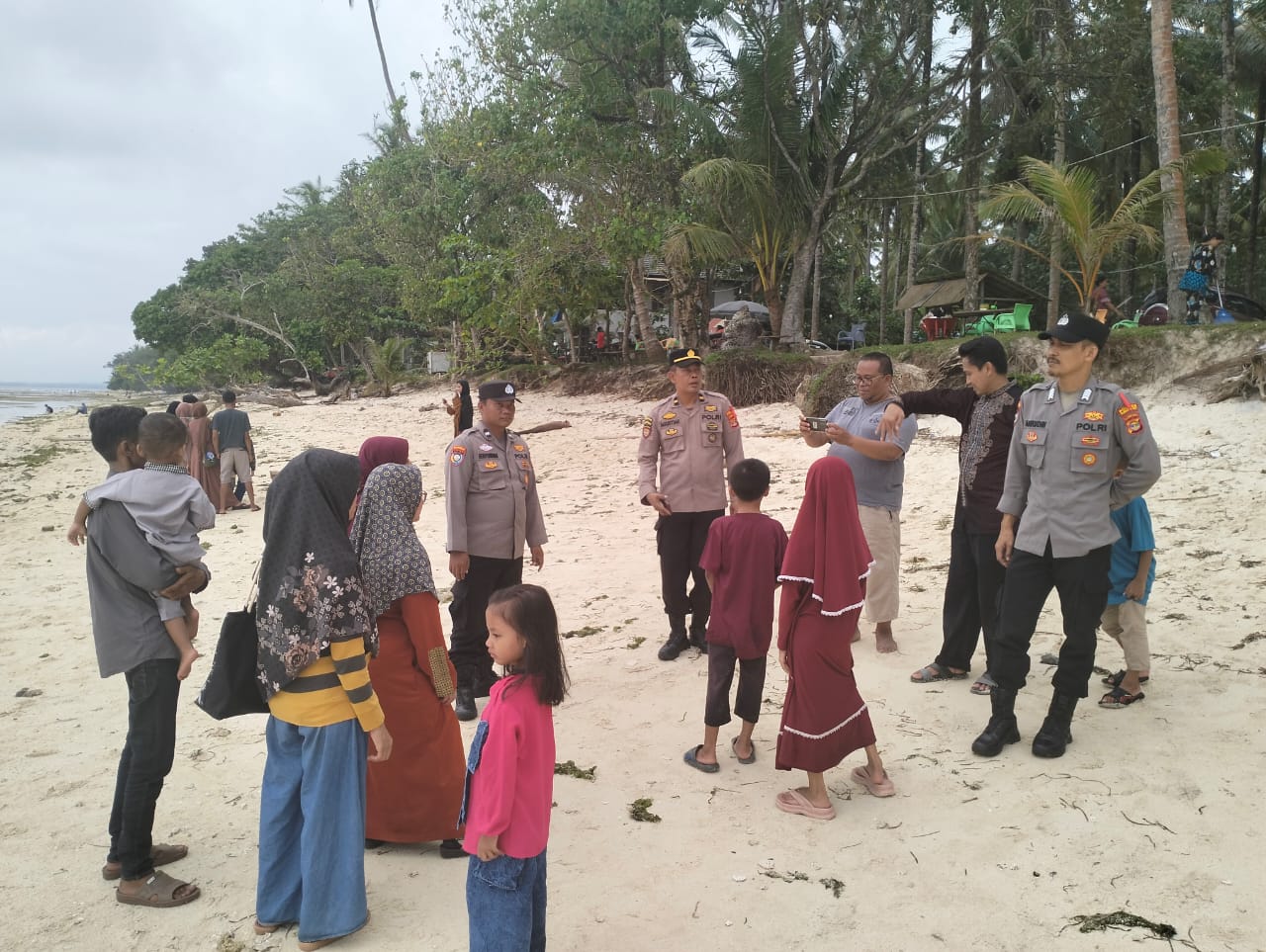  Wisata Pantai di Pesisir Barat Dipadati Pengunjung, Polisi Beri Pesan Ini