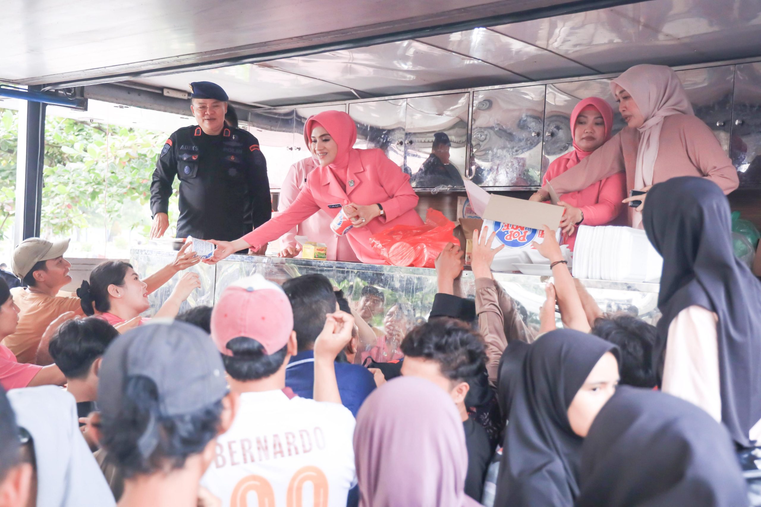 Bhayangkari Lampung Berbagi Kemanusiaan: Makanan Gratis untuk Para Pemudik