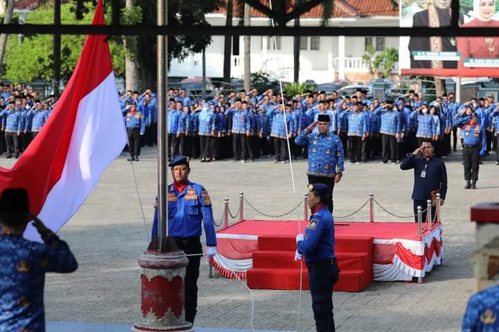 Bupati Lampung Selatan Serahkan Sertifikat Gratis kepada Penerima Bantuan Bedah Rumah