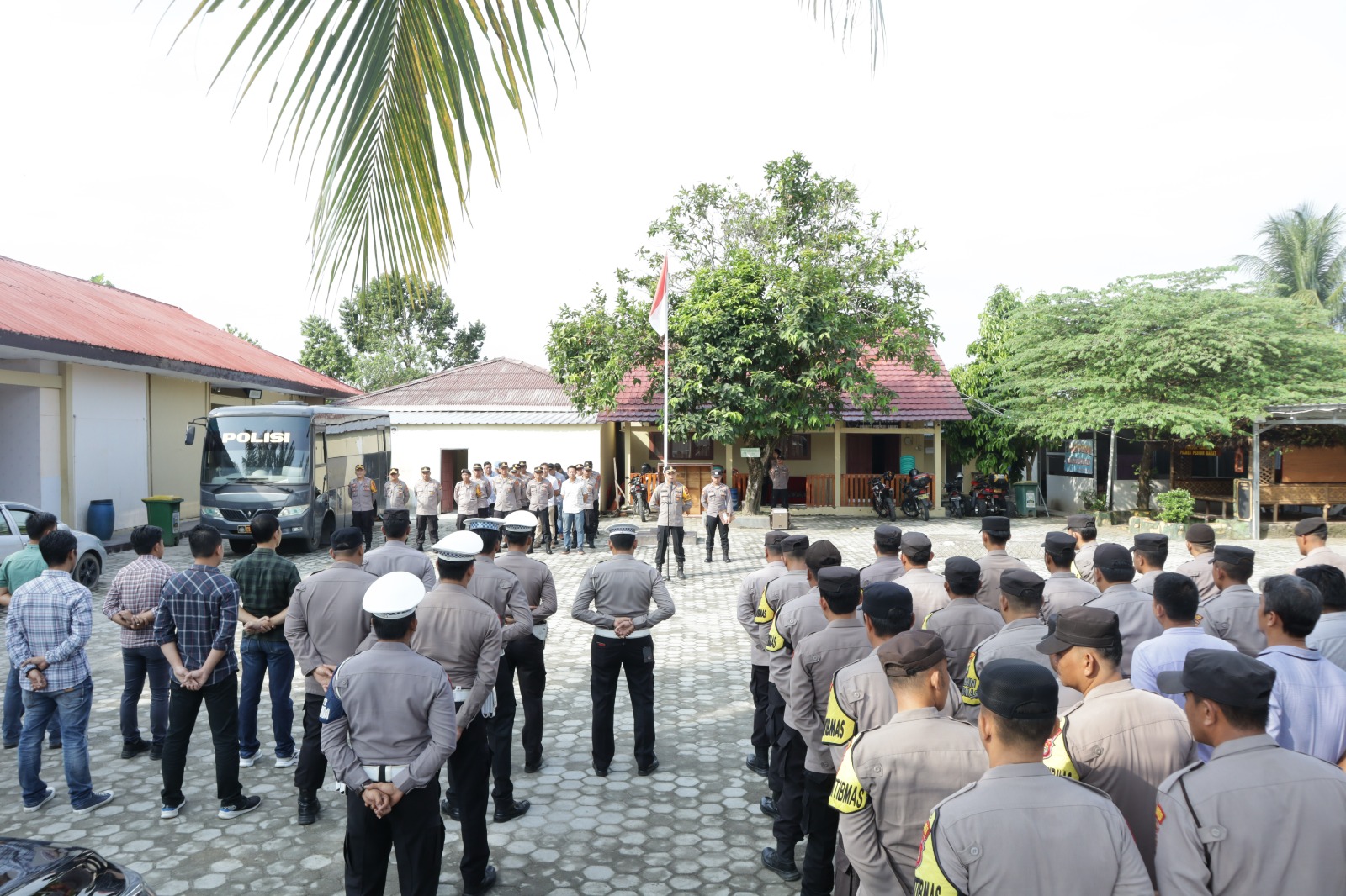  Kapolres Pesisir Barat Sambut Idul Fitri dengan Halal Bihalal