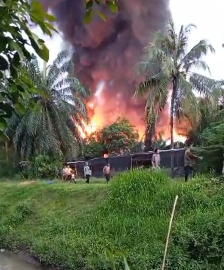 Gudang Makanan Ringan Terbakar di Desa Adirejo, Kecamatan Pekalongan
