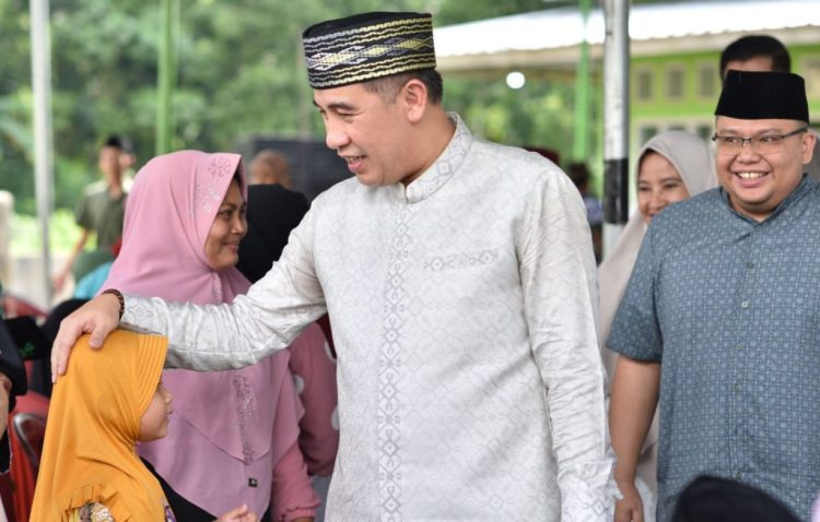 Safari Ramadhan,Bupati Pesawaran Dendi Ramadhona Serahkan Bantuan Kepada Masyarakat