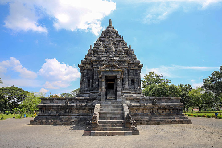 Selain Candi Borobudur dan Prambanan, ada beberapa candi lain di daerah Yogyakarta dan Magelang yang layak untuk dikunjungi
