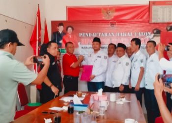 Ketua DPC APDESI Pringsewu Ambil Formulir Pendaftaran di PDIP