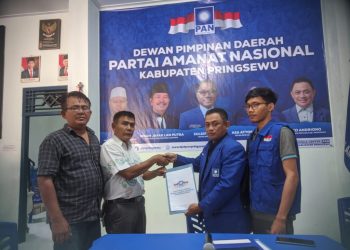 Mantan Kadis Pendidikan Pringsewu, Tri Prawoto, Ambil Berkas Calon Wakil Bupati di DPD PAN