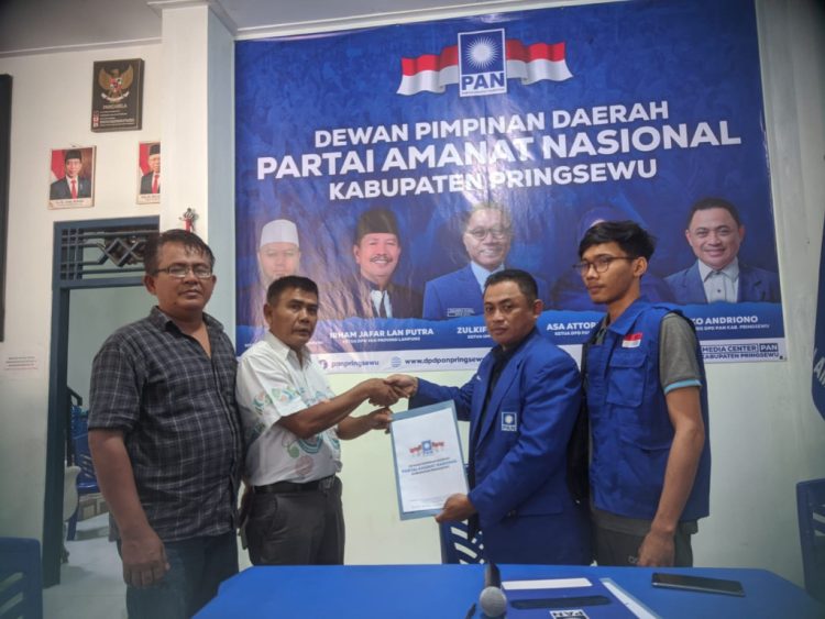 Mantan Kadis Pendidikan Pringsewu, Tri Prawoto, Ambil Berkas Calon Wakil Bupati di DPD PAN