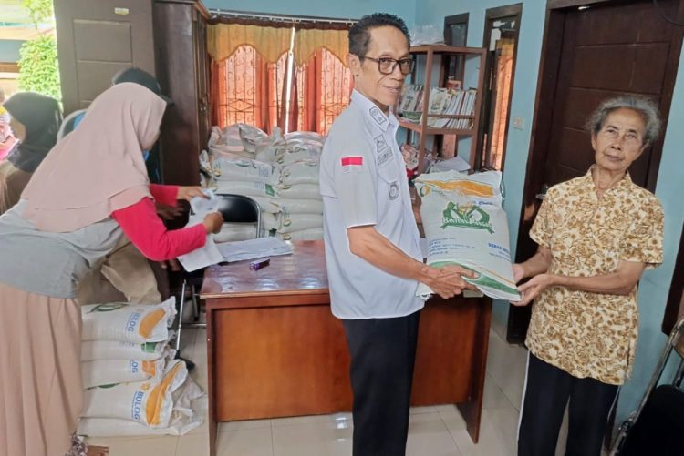 Bantuan Beras Pemerintah Membantu Warga Pekon Ganjaran di Pringsewu