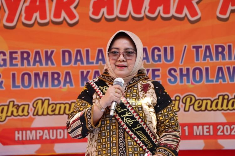 Bunda Paud Lampung Tengah Mardiana Musa Ahmad Meriahkan Acara Gebyar Anak PAUD Himpaudi