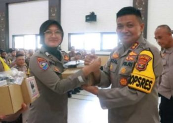 Polres Lampung Timur Serahkan Smartphone Motorola Lex 11A untuk Meningkatkan Kinerja Personel