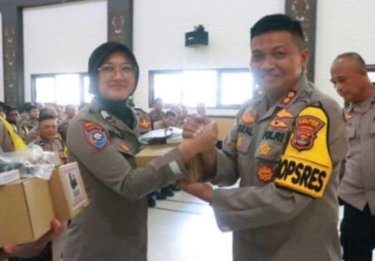Polres Lampung Timur Serahkan Smartphone Motorola Lex 11A untuk Meningkatkan Kinerja Personel