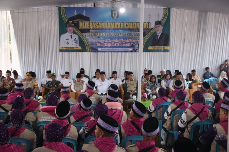 Aparat Polres Pringsewu Mengamankan Keberangkatan 393 Calon Haji ke Asrama Haji Lampung