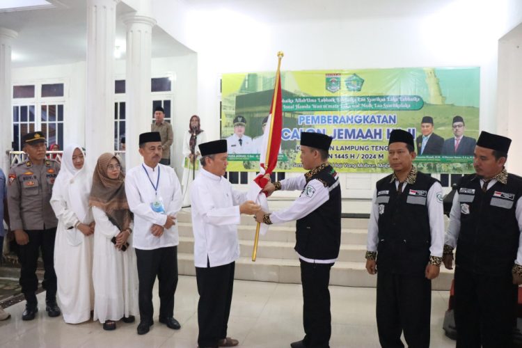Pj. Sekda Kusuma Riyadi Mewakili Bupati Lampung Tengah Lepas Calon Jamaah Haji Kloter 23