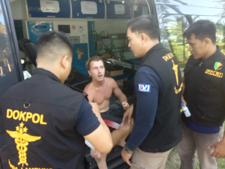 Tim Dokkes Polda Lampung Tanggap Terhadap Atlet Surfing WSL Krui Pro yang Terluka Akibat Sabetan Sirip Ikan