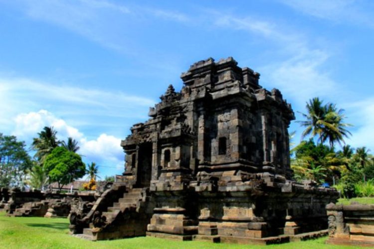 Candi Ngawen, Tempat Keindahan Budha yang Tersembunyi di Balik Patung Singa