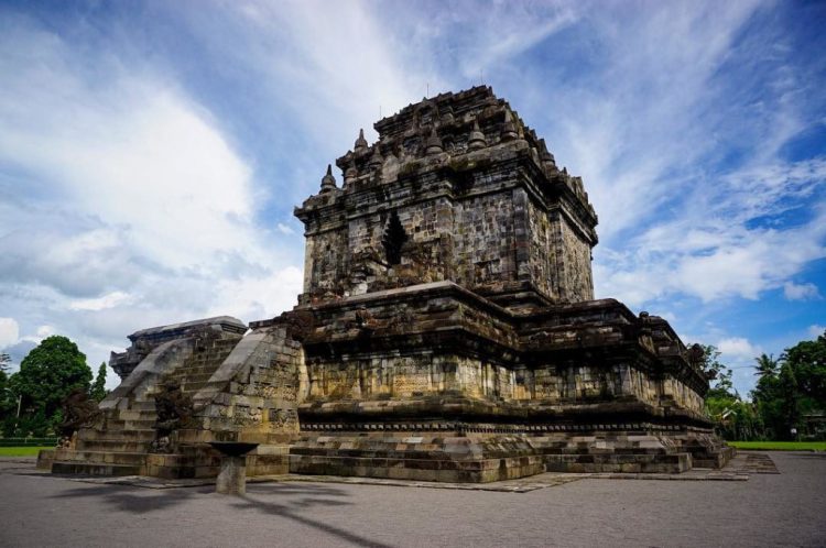 Kemegahan Candi Mendut Terungkap: Destinasi Wisata Tersembunyi Saat Libur Hari Raya Waisak