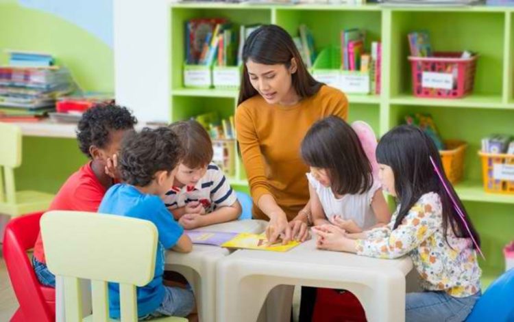 Positif dan Negatif Menitipkan Anak di Daycare: Perbandingan yang Perlu Dipertimbangkan