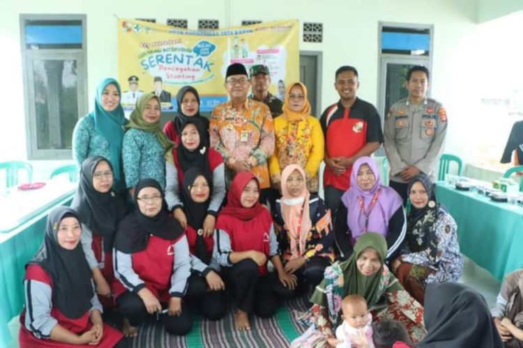 Plh. Pj. Bupati Lampura Melakukan Pemantauan Posyandu dan Pemberian Bantuan di Kec. Abung Surakarta