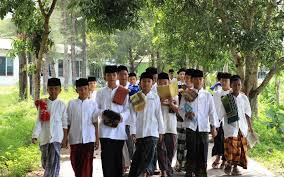 Saat Akan Memasukkan Anak ke Pesantren, Ada Tips Penting yang Harus Diperhatikan