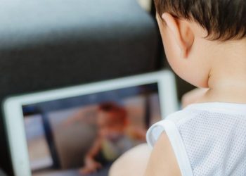 Peringatan terkait ketergantungan! Inilah Enam Tips Menghadapi Waktu Layar pada Anak