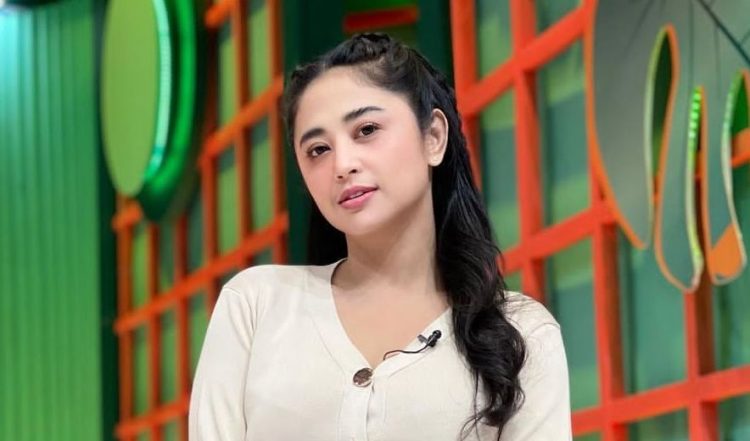 Dewi Perssik Tetap Bercerita tentang Gajinya yang Tinggi Meskipun Diperolok Netizen