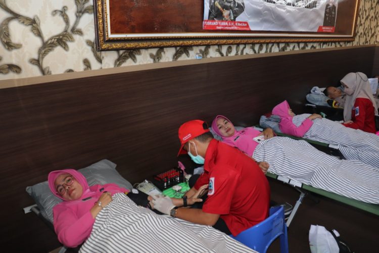 Polres Lampung Selatan Adakan Donor Darah untuk Peringati Hari BhayanGkara ke-78