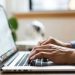 AWAS RADIASI! Cara Mengatur Kecerahan Layar Laptop