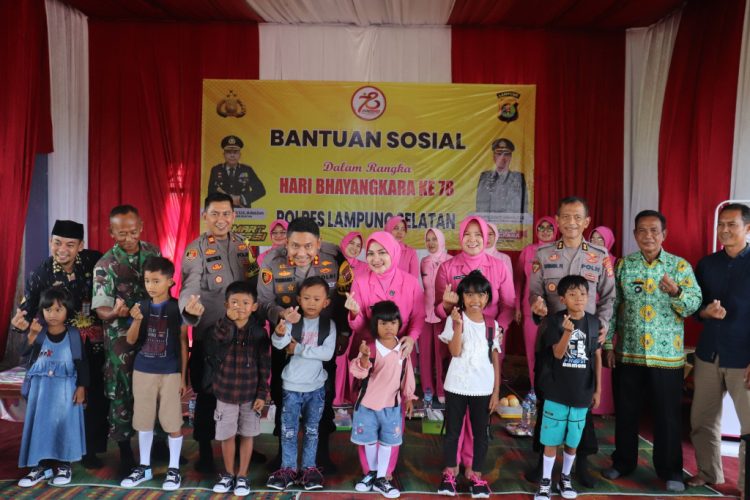 Peringatan Hari Bhayangkara ke-78: Anak-Anak Dapat Paket Perlengkapan Sekolah dari Kapolres Lamsel