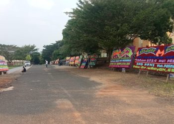 Ratusan Papan Bunga Hiasi Pemda Pesawaran Sambut Konferkab VI PWI