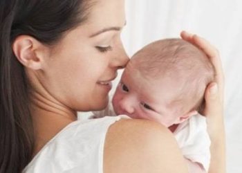 Kerap Dikaitkan dengan Baby Blues, Begini Cara Mengatasi Gangguan Bayi Rewel Malam Hari
