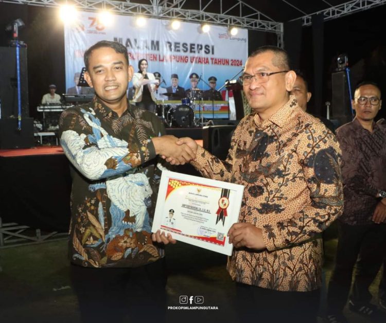 Buat ulang berita ini: Hari Bhayangkara Ke 78, Kapolres Lampung Utara Terima Penghargaan